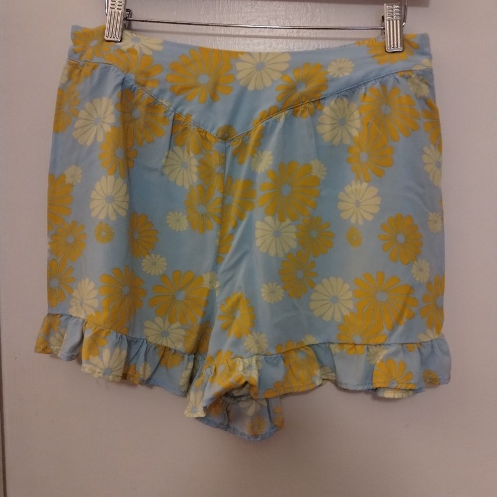 - Live to be hello floral Knit Lounge Shorts size Large